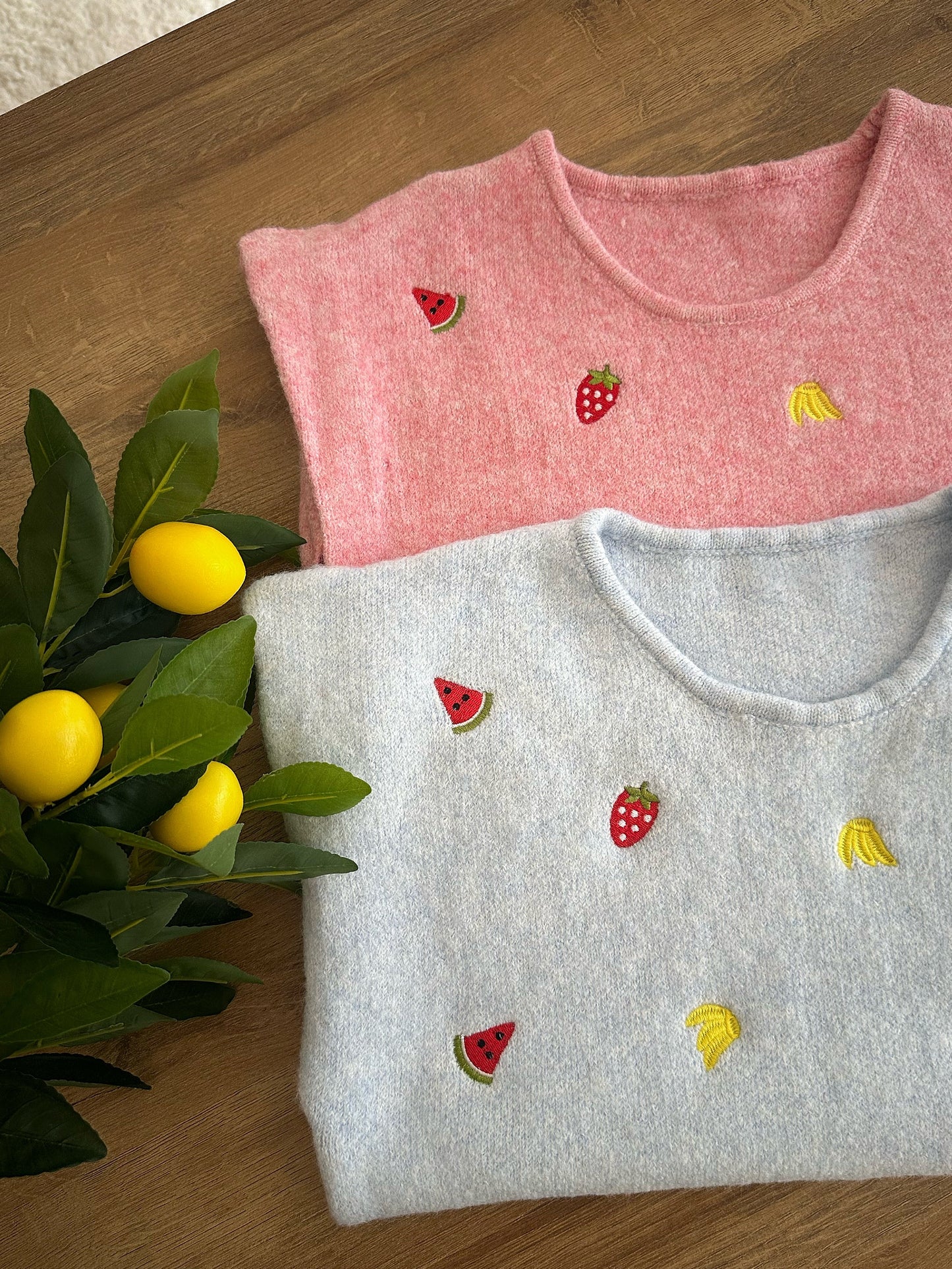 CLAUDE fruit print sleeveless sweater - blue